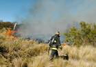SIETE DOTACIONES DE BOMBEROS JUNTO A BRIGADISTAS COMBATEN UN INCENDIO EN LO ALTO DE EL MORRO. EXTINGUIERON EL FUEGO EN SAN MARTÍN Y EN EL VALLE DEL CONLARA