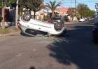 VILLA MERCEDES: UN JOVEN ALCOHOLIZADO CHOCÓ A UN AUTO ESTACIONADO Y VOLCÓ