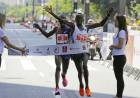 EN LOS 15K DE LA SAN SILVESTRE EN BRASIL, UN ATLETA CELEBRÓ ANTES DE TIEMPO Y PERDIÓ EN EL ÚLTIMO SEGUNDO