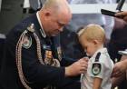 AUSTRALIA: UN PEQUEÑO RECIBIÓ LA CONDECORACIÓN DE SU PADRE BOMBERO MUERTO EN LOS INCENDIOS