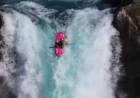 UN KAYAKISTA DESAFIÓ A LA MUERTE AL DESCENDER POR UNA ENORME CASCADA EN CHILE