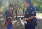 SALTA: UN POLICÍA LE REGALÓ SUS ZAPATILLAS A UN NENE QUE CAMINABA CON SUS OJOTAS ROTAS
