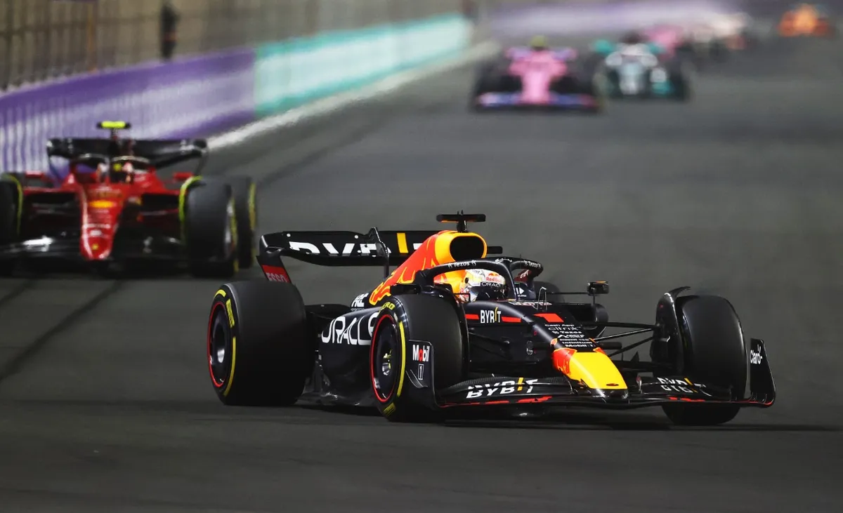 MAX VERSTAPPEN SE QUEDÓ CON EL GP DE ARABIA SAUDITA DE FÓRMULA 1 EN UN IMPRESIONANTE FINAL