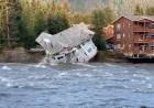 IMPACTANTE DERRUMBE DE UNA CASA SOBRE UN RÍO, EN MEDIO DE LAS INUNDACIONES EN ALASKA 