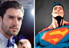 ENCARNADO POR DAVID CORENSWET, CAMBIA EL ROSTRO DE SUPERMAN: LA IMAGEN OFICIAL PARA LA NUEVA PELÍCULA