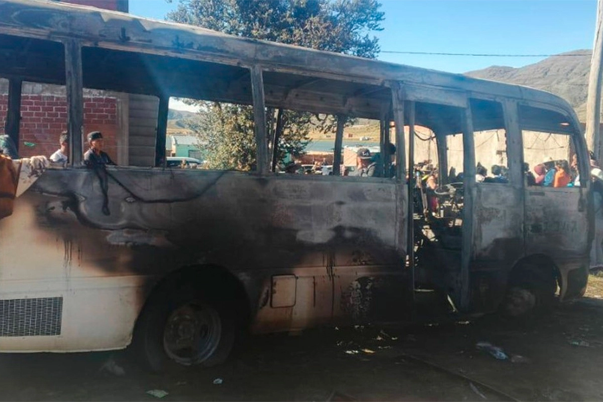 TRAGEDIA EN BOLIVIA: ACONDICIONARON A GAS UN COLECTIVO ESCOLAR, SE INCENDIÓ Y MURIERON CINCO CHICOS