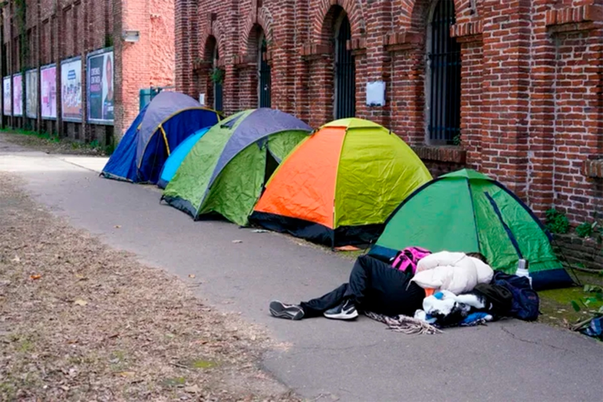 FUROR: FANÁTICOS DE LALI YA ACAMPAN EN ROSARIO A CINCO DÍAS DEL RECITAL