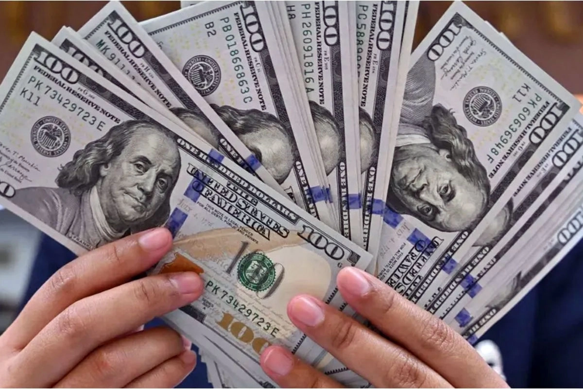 EL DÓLAR OFICIAL SALTÓ $45 Y ALCANZÓ LOS $1.370 EN EL BANCO NACIÓN