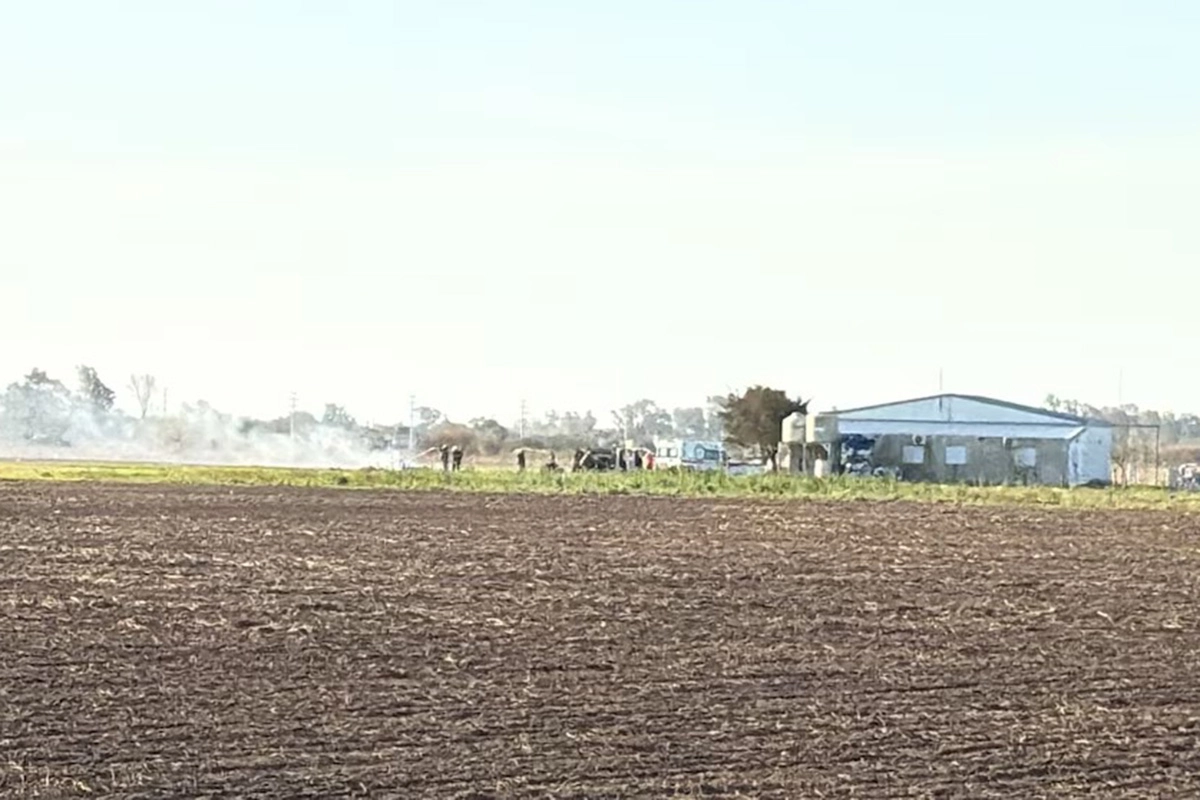 CONMOCIÓN EN BELL VILLE: AVIONETA CAYÓ EN FESTIVAL Y MURIERON DOS TRIPULANTES