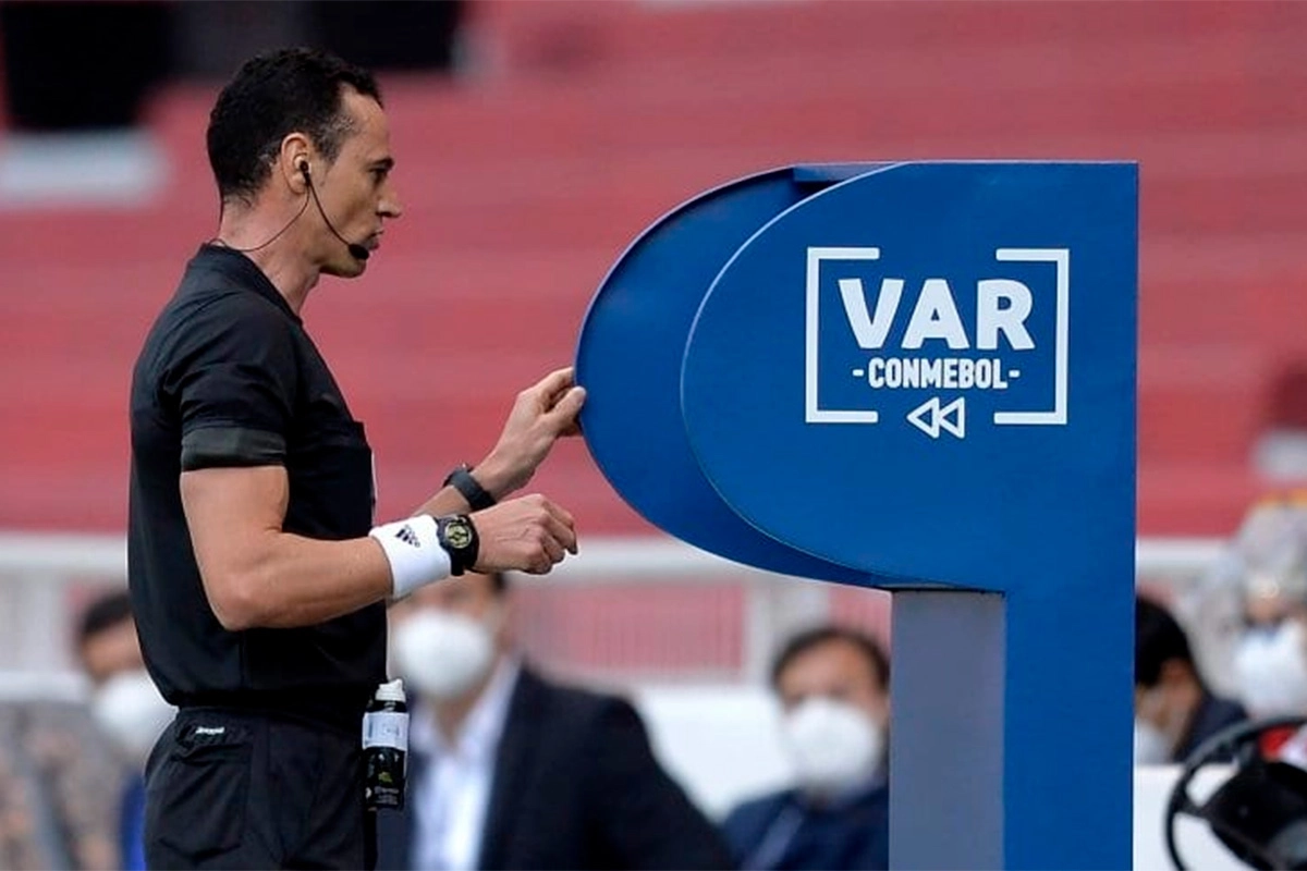 CONMEBOL IMPLEMENTA ANUNCIOS EN VIVO DE DECISIONES VAR EN CUARTOS