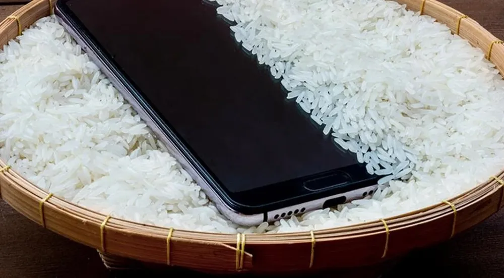 OLVIDÁ EL ARROZ: EL MÉTODO REAL PARA SALVAR TU CELULAR SI CAE AL AGUA