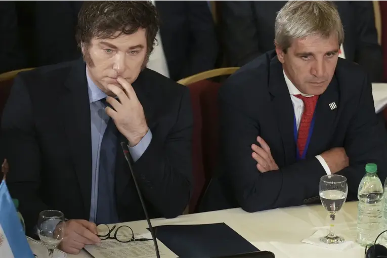 EL GOBIERNO EVALÚA OPCIONES PARA AFRONTAR VENCIMIENTOS POR US$4300 MILLONES