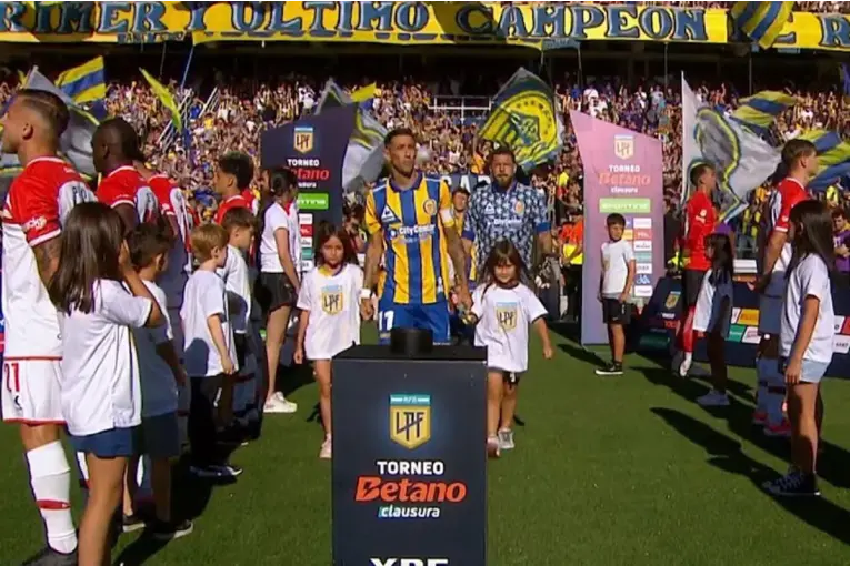 POLÉMICA POR EL PASILLO DE CAMPEÓN: ESTUDIANTES PROTESTÓ ANTE ROSARIO CENTRAL