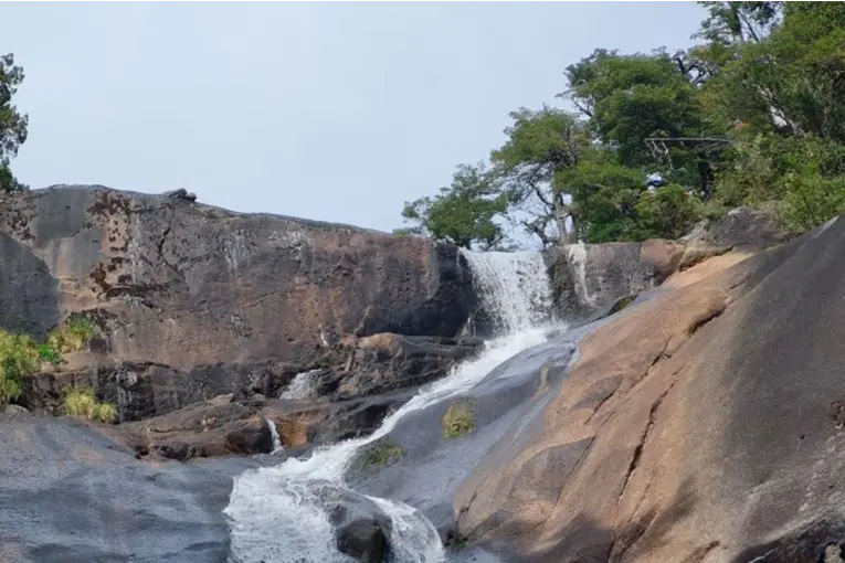 TRAGEDIA EN BARILOCHE: UNA TURISTA MURIÓ TRAS ARROJARSE POR UNA CASCADA