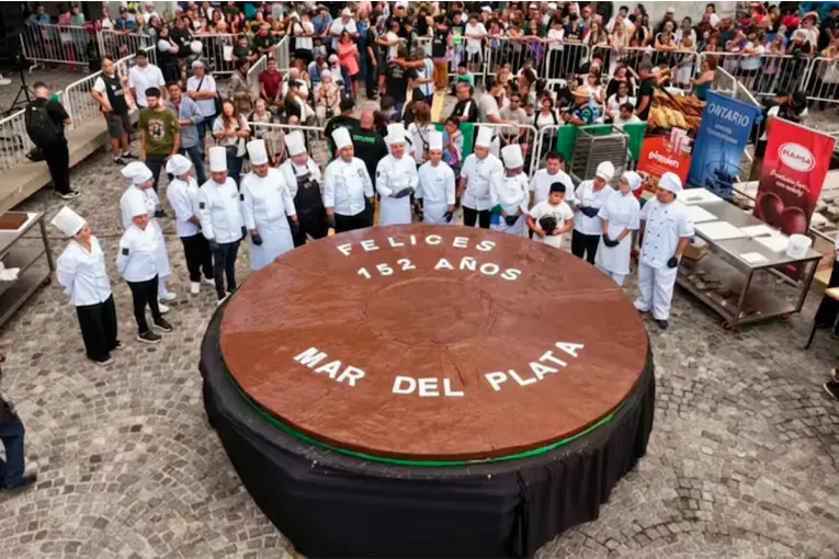 MAR DEL PLATA PRESENTÓ UN ALFAJOR GIGANTE DE 720 KILOS Y BUSCA RÉCORD