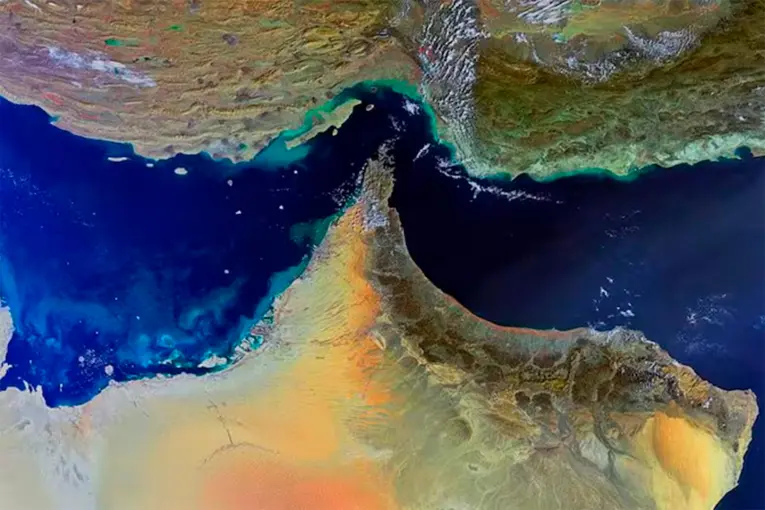 Irán atacó buques en Ormuz y crece la tensión global por el petróleo