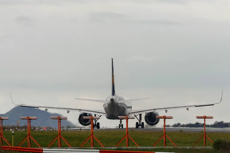 Irán reanuda vuelos internacionales tras dos meses de conflicto