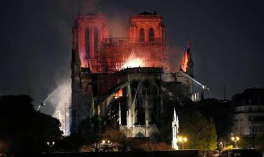 SE INCENDIÓ LA CATEDRAL NOTRE DAME EN PARÍS