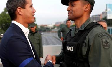 JUAN GUAIDÓ LLAMÓ A UN ALZAMIENTO Y EL RÉGIMEN DE NICOLÁS MADURO HABLA DE “GOLPE DE ESTADO”