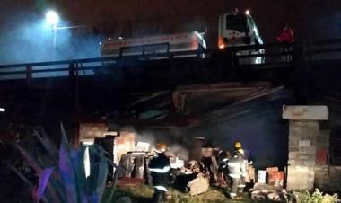 INCENDIO DE UNA CASA PRECARIA DEBAJO DE UN PUENTE EN VILLA MERCEDES