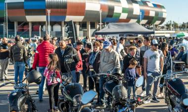 EL ENCUENTRO MULTIMARCAS REUNIÓ A MÁS DE 500 VEHÍCULOS EN “LA PEDRERA” PARA AYUDAR A FELIPE