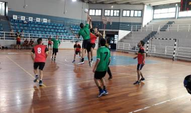 HIJITUS Y EDIP DISPUTAN EL LIDERAZGO EN TODAS LAS CATEGORÍAS DEL CESTOBALL PROVINCIAL, DEPORTIVO CUYO SE QUIERE PRENDER