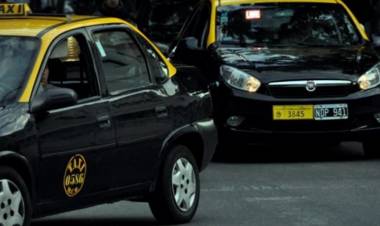 SANTA FE: DOS MENORES EN MOTO CHOCARON CON UN TAXI