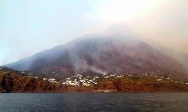 LA ERUPCIÓN DEL STROMBOLI EN ITALIA DEJA UN MUERTO, MÚLTIPLES DAÑOS Y EL PELIGRO CONTINÚA