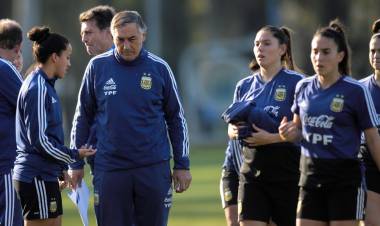 CARLOS BORRELLO Y EL CONFLICTO EN LA SELECCIÓN FEMENINA: "MI FUNCIÓN ES ELEGIR JUGADORAS Y NO LA NEGOCIO"