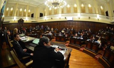 MENDOZA: AVANZA EL PROYECTO QUE BUSCA QUE NINGÚN FUNCIONARIO GANE MÁS QUE EL GOBERNADOR