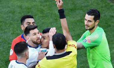 LIONEL MESSI LA SACÓ BARATA: LE DIERON UNA FECHA DE SUSPENSIÓN Y U$S 1500 POR LA ROJA CONTRA CHILE
