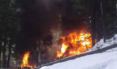 PATAGONIA: HABRÍA CINCO MUERTOS AL CHOCAR UN CAMIÓN CISTERNA CONTRA UN AUTO