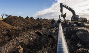 UNA RETROEXCAVADORA ROMPIÓ UN GASODUCTO Y PIDEN RESTRINGIR EL USO DE GAS EN VILLA LA ANGOSTURA Y OTRAS CIUDADES DEL SUR