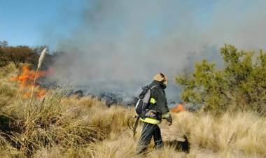SIETE DOTACIONES DE BOMBEROS JUNTO A BRIGADISTAS COMBATEN UN INCENDIO EN LO ALTO DE EL MORRO. EXTINGUIERON EL FUEGO EN SAN MARTÍN Y EN EL VALLE DEL CONLARA