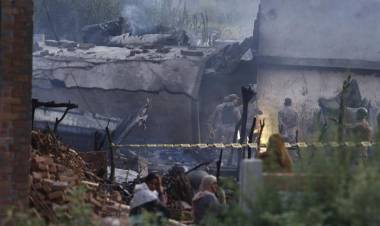 PAKISTAN : CAYÓ UN AVIÓN MILITAR HAY 17 MUERTOS