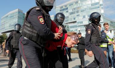 REPRESIÓN: UNA NUEVA PROTESTA PACÍFICA EN MOSCÚ TERMINÓ CON 700 DETENIDOS