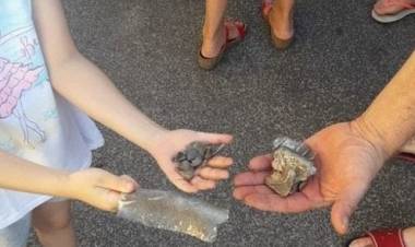 ITALIA: CAYERON FRAGMENTOS DE UN AVIÓN SOBRE AUTOS Y CASAS EN FIUMICINO