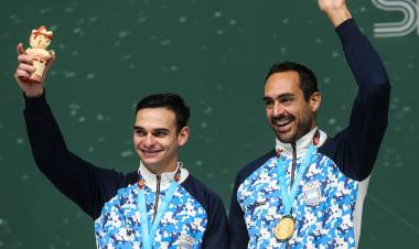 MEDALLA DE ORO PARA EL PUNTANO ALFREDO VILLEGAS JUNTO A PABLO FAUSTO, EN FRONTÓN PELOTA DE CUERO