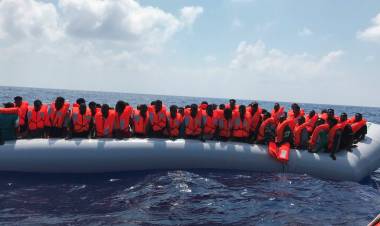 RESCATAN A OTROS 80 MIGRANTES EN EL MEDITERRÁNEO Y BUSCAN UN PUERTO PARA LLEVARLOS