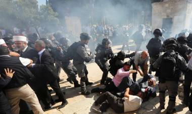 TENSIÓN EN MEDIO ORIENTE: ENFRENTAMIENTOS ENTRE FIELES PALESTINOS Y LA POLICÍA ISRAELÍ EN JERUSALÉN