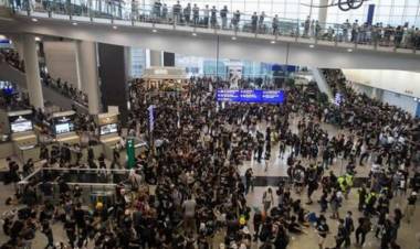 CHINA: MILES DE MANIFESTANTES EN EL AEROPUERTO, TODOS LOS VUELOS CANCELADOS