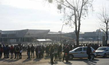 TUCUMÁN: VARIAS CUADRAS DE FILA PARA CONSEGUIR UN TRABAJO