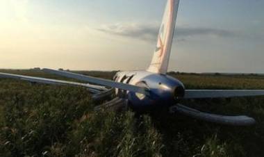 RUSIA: UN AVIÓN DEBIÓ ATERRIZAR DE EMERGENCIA EN UN CAMPO DE TRIGO