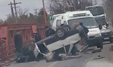 MANEJABA ALCOHOLIZADO Y CASI PROVOCÓ UNA TRAGEDIA AL VOLCAR SOBRE UN PUENTE EN MENDOZA