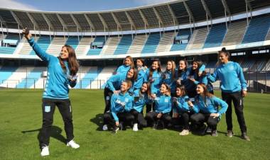 RACING PRESENTÓ A SU PLANTEL PROFESIONAL DE FÚTBOL FEMENINO CON DOS JUGADORAS DE LA SELECCIÓN