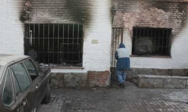 MENDOZA: UNA DISCUSIÓN ENTRE VECINOS TERMINÓ CON DOS DETENIDOS POR INCENDIAR UNA VIVIENDA Y DISPARAR CONTRA OTRA