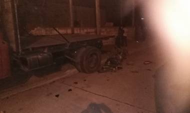 UN HOMBRE PIERDE LA VIDA EN VILLA MERCEDES TRAS IMPACTAR CON SU MOTO A UN CAMIÓN ESTACIONADO
