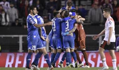 VÉLEZ SE LLEVÓ UN TRIUNFAZO DEL MONUMENTAL, EN UN PARTIDO PLAGADO DE POLÉMICAS
