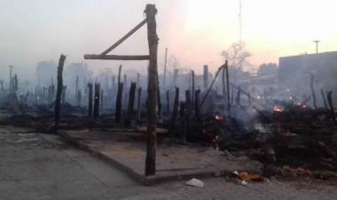 TUCUMÁN: UN INCENDIO CONSUMIÓ CASI LA MITAD DE LA FERIA EN SIMOCA