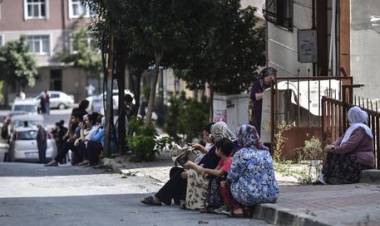 ​​​​​​​TERREMOTO EN ESTAMBUL: CAYÓ UNA TORRE DE UNA MEZQUITA